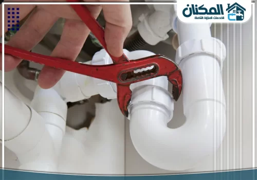 إصلاح تسربات المياه بالطائف 0565367265 شركة المكنان صيانة شبكات المياه والصرف الصحي باحترافية عالية، حيث يظهر فني متخصص يستعمل مفتاح الربط.