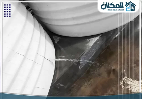 ترميم خزانات المياه بمكة 0565367265 اندفاع مياه قوي من فتحة جانبية في خزان أخضر، مؤشراً على ضرورة صيانة خزانات عاجلة لوقف الهدر