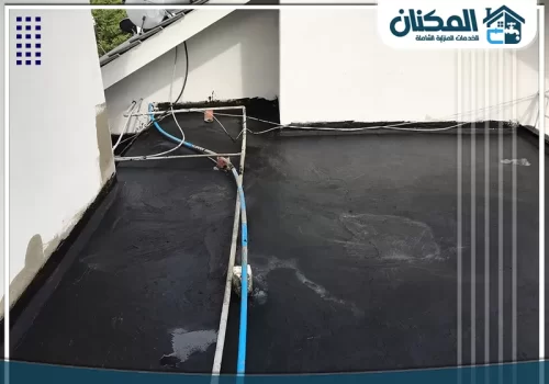 عزل مائي 0569274510 شركة المكنان تطبيق طبقة عزل مائي سوداء على أرضيات الأسطح مع شبكة المواسير لحمايتها من التلف والتسربات.