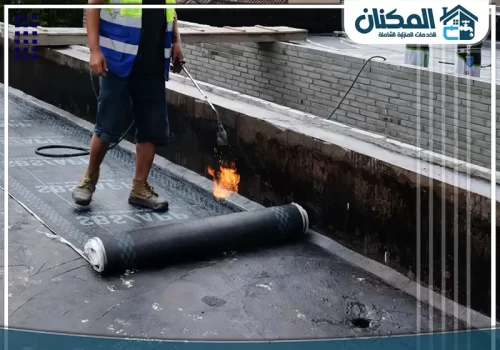 عزل أسطح بخميس مشيط 0569274510 شركة المكنان فرد لفائف العزل الحراري والمائي بدقة لتنفيذ خدمة عزل أسطح مثالية تحمي المبنى من الرطوبة.