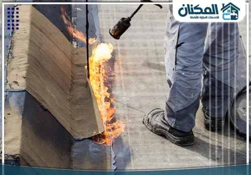 عزل فوم أو البتومين 0569274510 شركة المكنان استخدام الشعلة الحرارية لتثبيت مواد عزل فوم أو البتومين على زوايا الأسطح بدقة عالية.