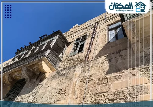 مقاول ترميم منازل بمكة 0569274510 تركيب سقالات معدنية احترافية حول واجهة مبنى قديم للبدء بأعمال الترميم والصيانة بأمان وكفاءة