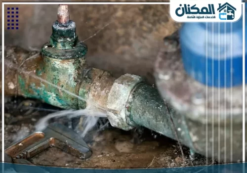 كشف تسربات المياه للمنازل والفلل 0553689103 انفجار قوي في أنبوب مياه رئيسي مع تسرب هائل للمياه، يوضح الحاجة إلى خدمات كشف تسربات المياه العاجلة والطارئة.